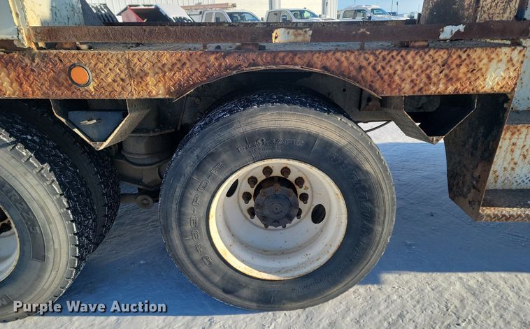 image for item LA9534 2005 International  7400 digger derrick truck