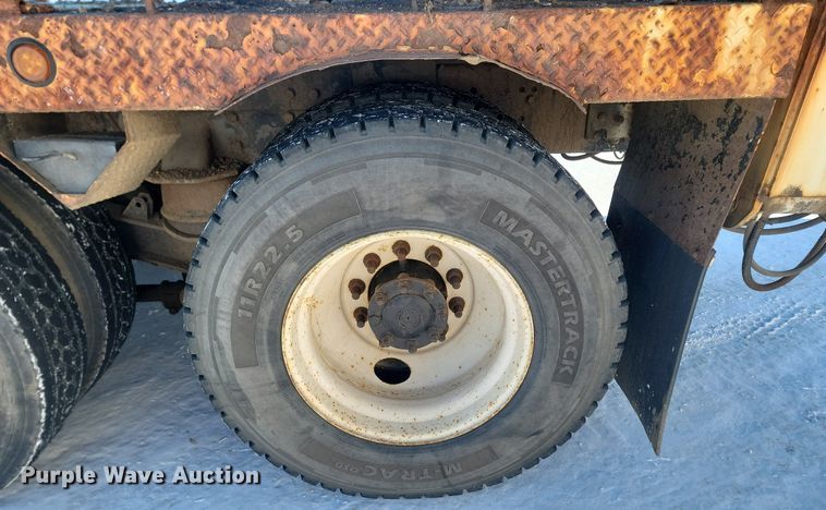 image for item LA9534 2005 International  7400 digger derrick truck