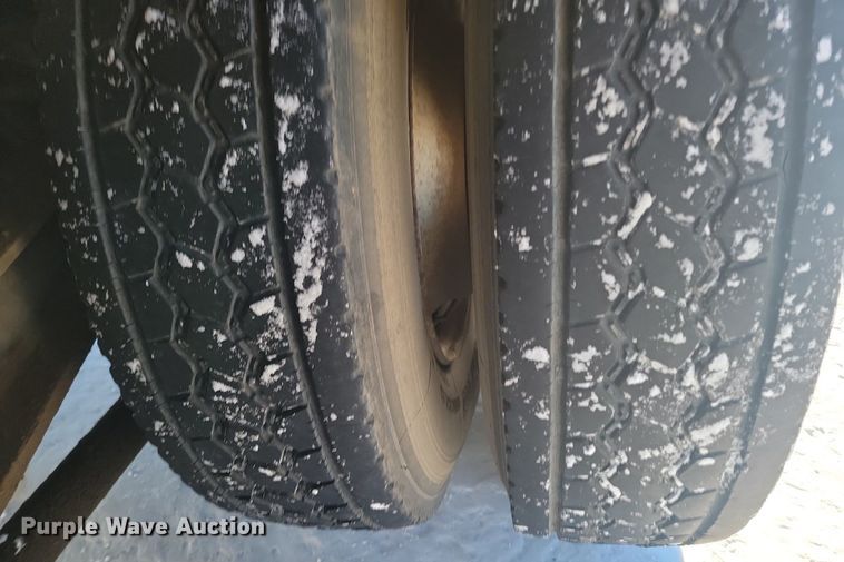 image for item LA9534 2005 International  7400 digger derrick truck