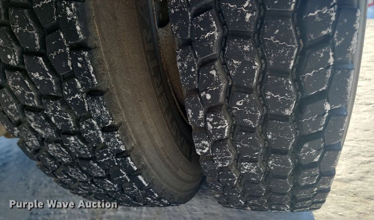 image for item LA9534 2005 International  7400 digger derrick truck