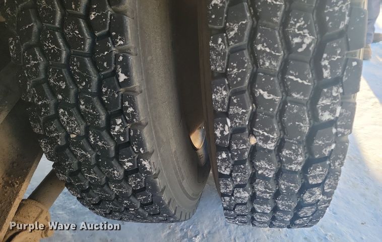 image for item LA9534 2005 International  7400 digger derrick truck