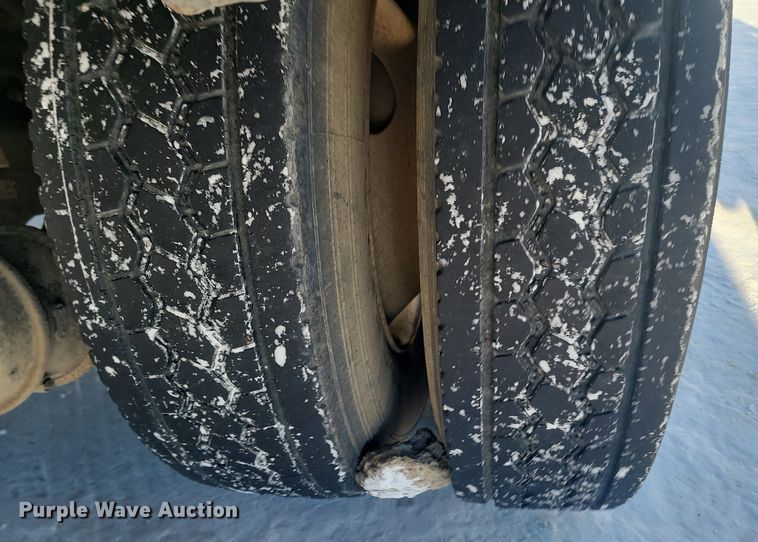 image for item LA9534 2005 International  7400 digger derrick truck