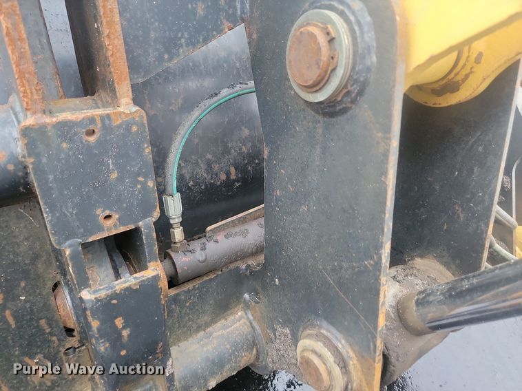 image for item LA9560 2008 Caterpillar  414E IL landscape tractor