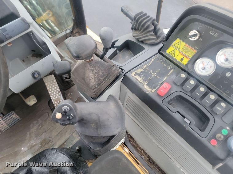 image for item LA9560 2008 Caterpillar  414E IL landscape tractor