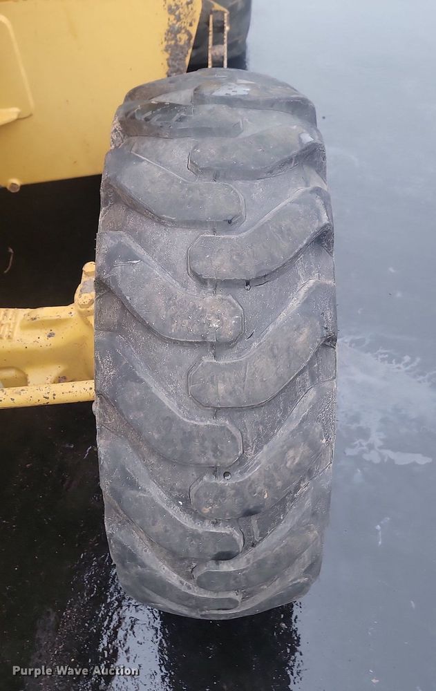 image for item LA9560 2008 Caterpillar  414E IL landscape tractor