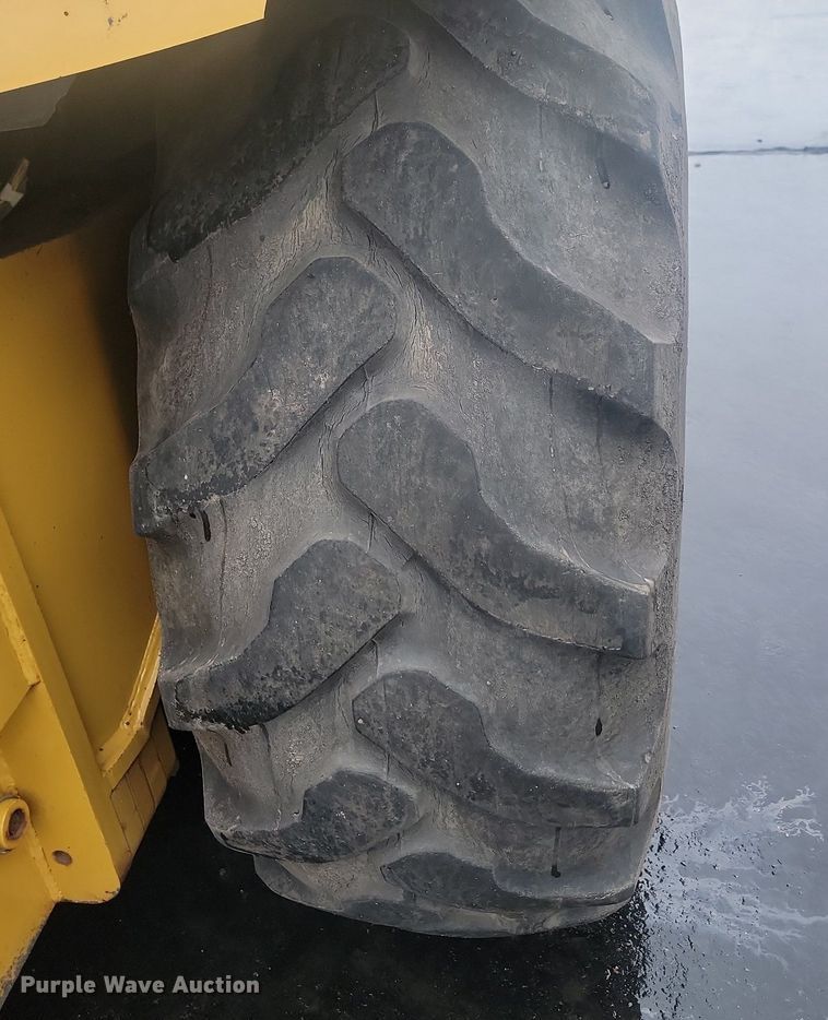 image for item LA9560 2008 Caterpillar  414E IL landscape tractor