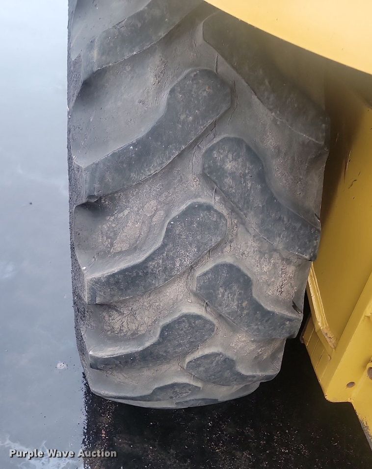 image for item LA9560 2008 Caterpillar  414E IL landscape tractor