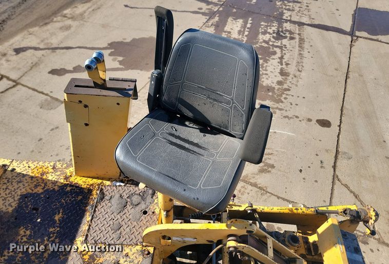 image for item LA9566 1993 Blaw-Knox  PF-410 paver