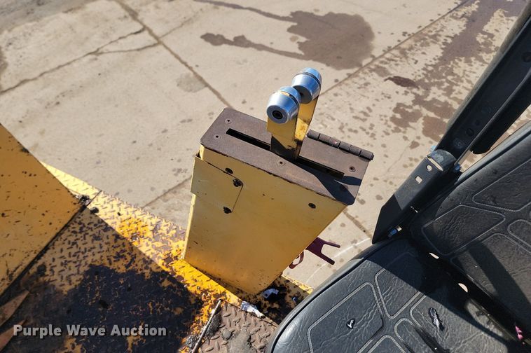 image for item LA9566 1993 Blaw-Knox  PF-410 paver