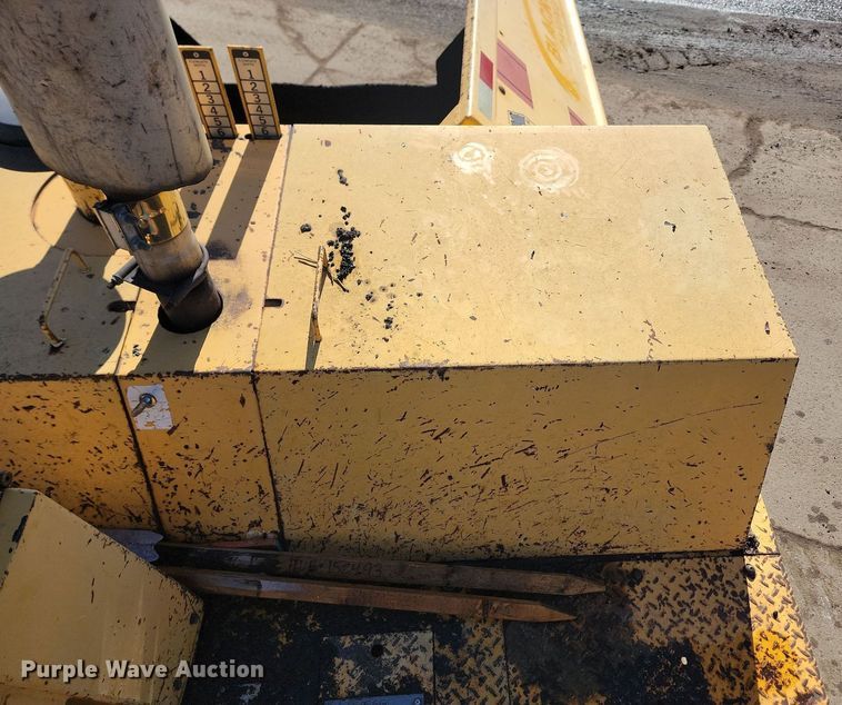 image for item LA9566 1993 Blaw-Knox  PF-410 paver