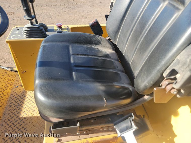 image for item LA9574 1998 Caterpillar  CP-433C single drum vibratory roller