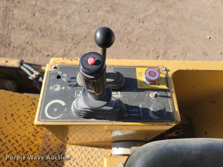 image for item LA9574 1998 Caterpillar  CP-433C single drum vibratory roller