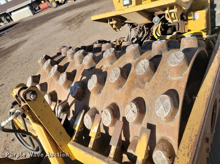 image for item LA9574 1998 Caterpillar  CP-433C single drum vibratory roller