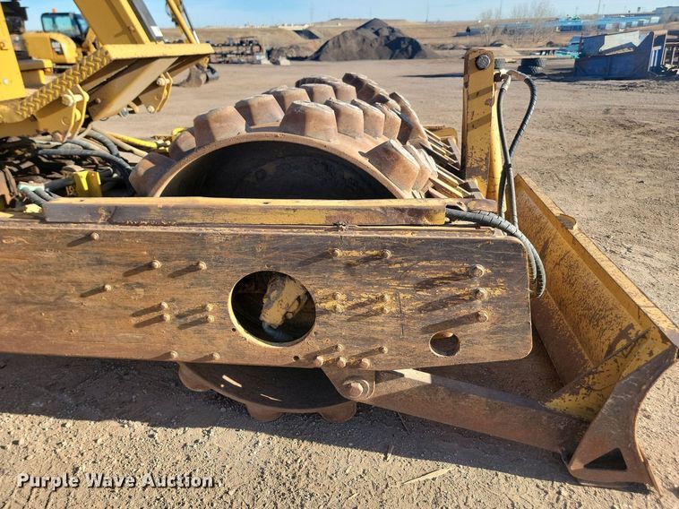 image for item LA9574 1998 Caterpillar  CP-433C single drum vibratory roller