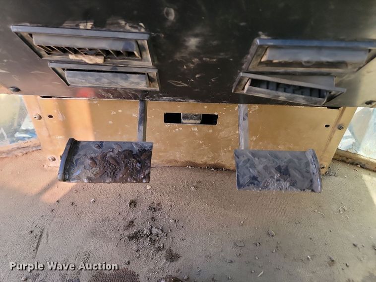 image for item LA9592 1994 Caterpillar Challenger 85C tractor