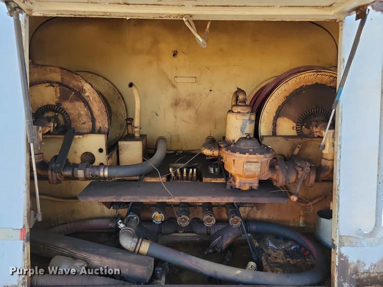 image for item LA9601 1992 GMC C7H042 fuel truck