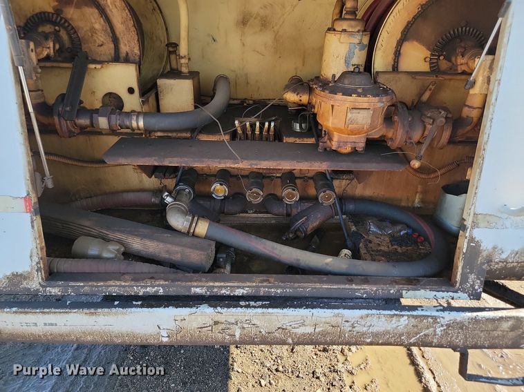 image for item LA9601 1992 GMC C7H042 fuel truck