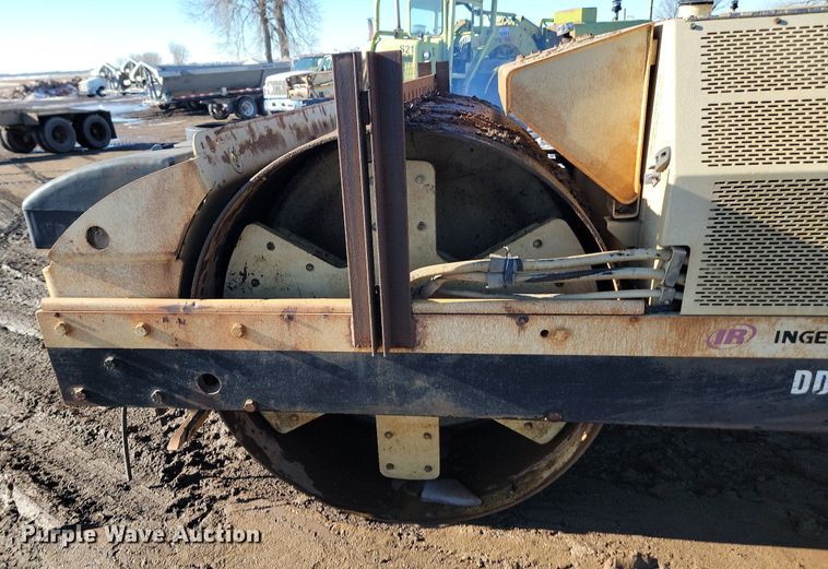image for item LA9602 2000 Ingersoll Rand DD-130 double drum roller
