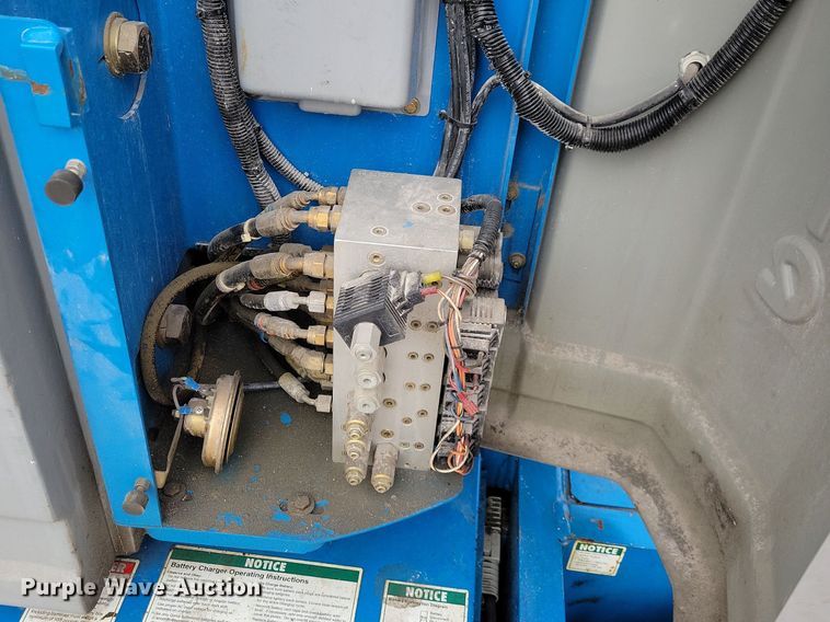 image for item LC9812 1999 Genie Z-30/20 boom lift