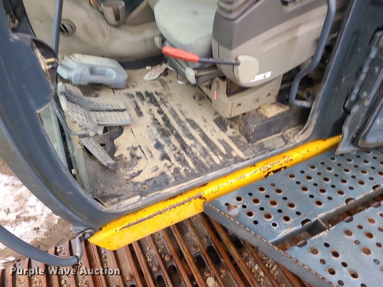 image for item LJ9498 2007 John Deere   450D LC   excavator