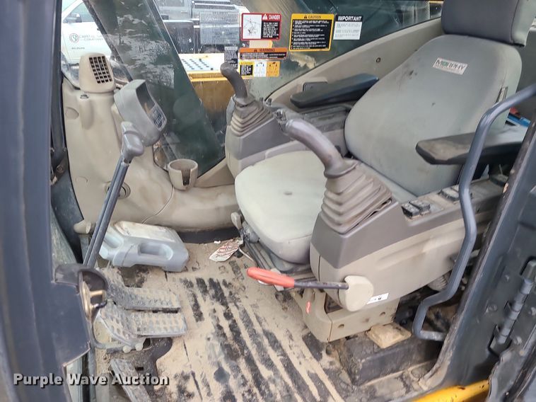 image for item LJ9498 2007 John Deere   450D LC   excavator