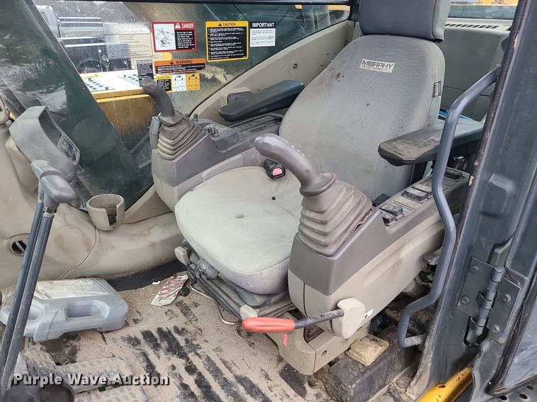 image for item LJ9498 2007 John Deere   450D LC   excavator