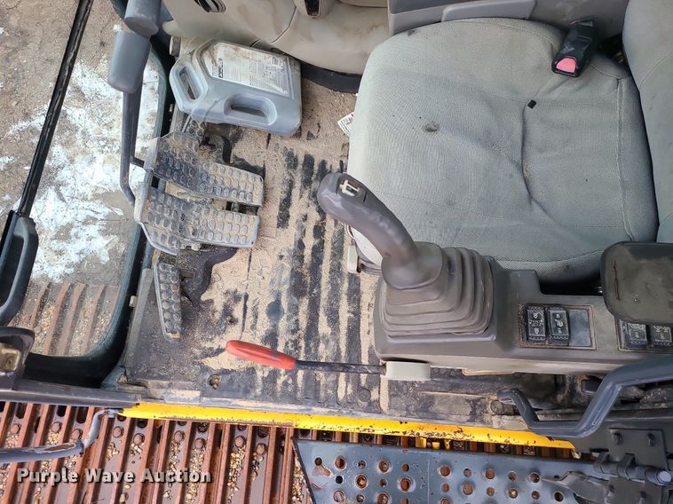 image for item LJ9498 2007 John Deere   450D LC   excavator