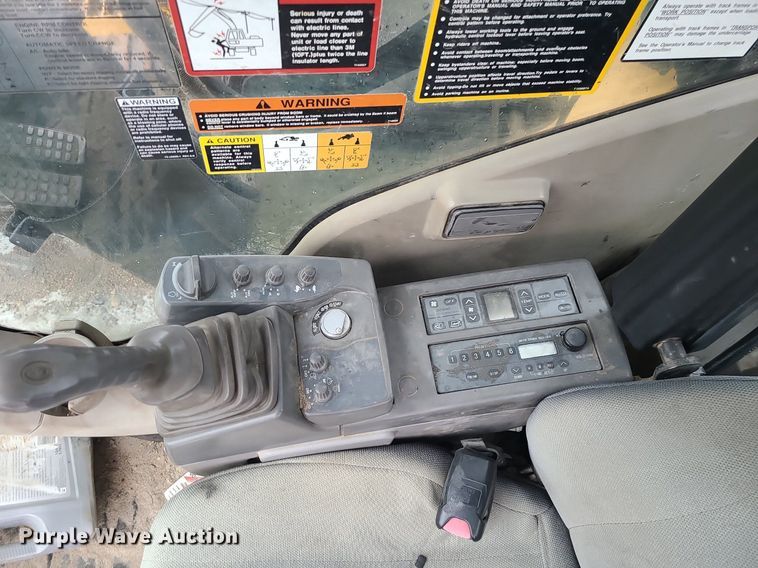 image for item LJ9498 2007 John Deere   450D LC   excavator