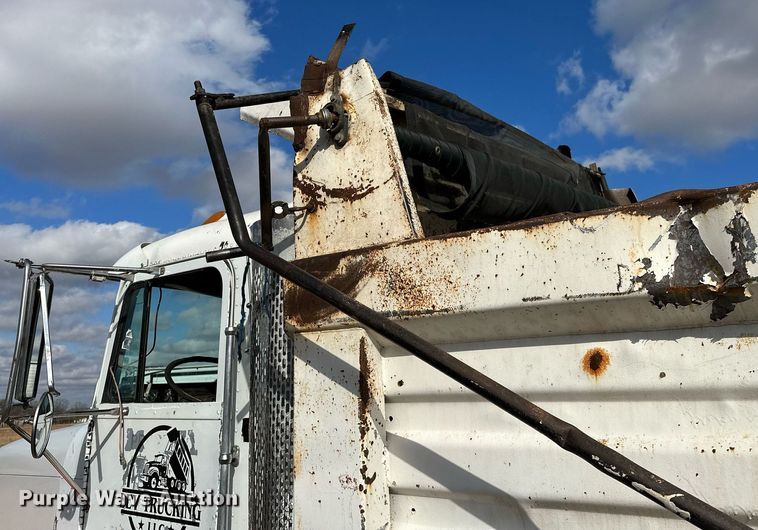 image for item LK9657 1990 Freightliner FLD dump truck