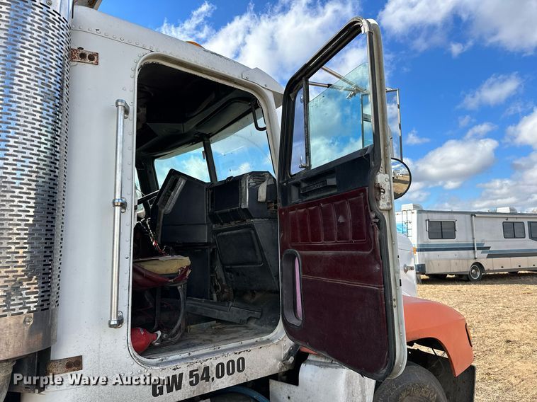 image for item LK9657 1990 Freightliner FLD dump truck