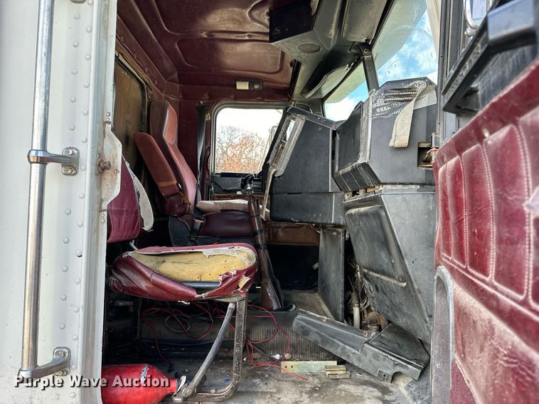 image for item LK9657 1990 Freightliner FLD dump truck