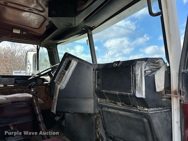 image for item LK9657 1990 Freightliner FLD dump truck