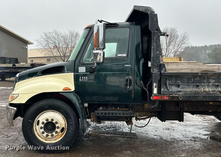 image for item LO9482 2003 International  4300 dump flatbed truck