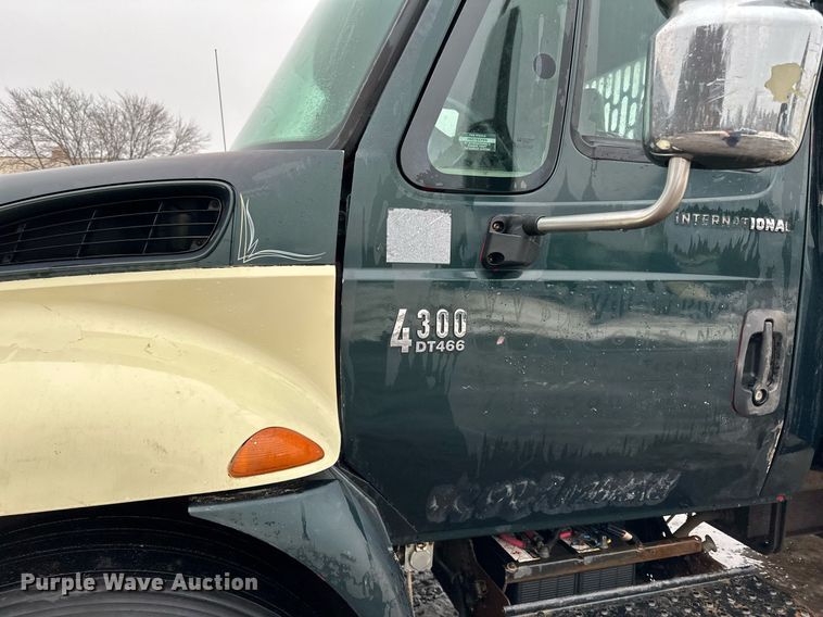 image for item LO9482 2003 International  4300 dump flatbed truck