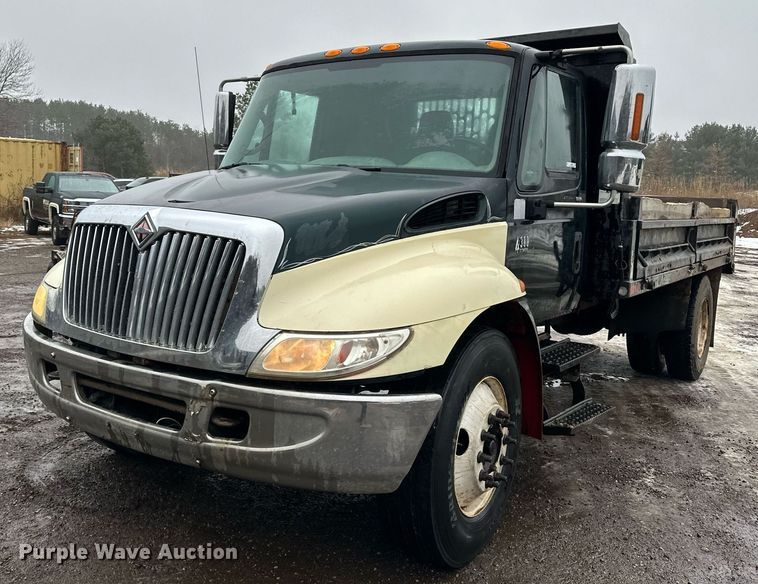 image for item LO9482 2003 International  4300 dump flatbed truck