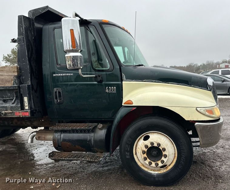 image for item LO9482 2003 International  4300 dump flatbed truck