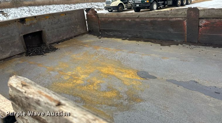 image for item LO9482 2003 International  4300 dump flatbed truck