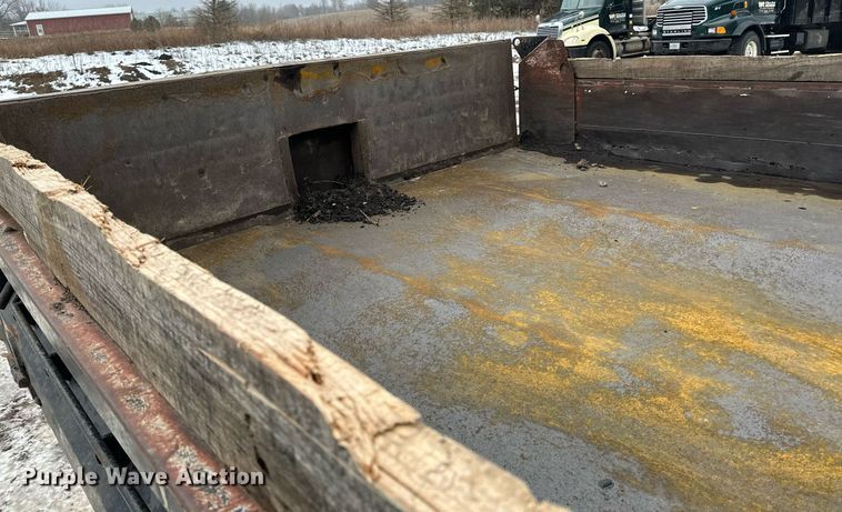 image for item LO9482 2003 International  4300 dump flatbed truck