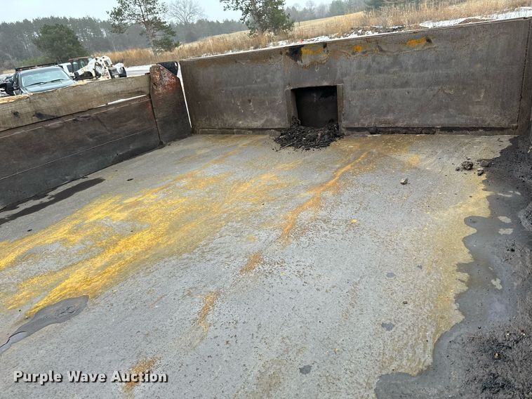 image for item LO9482 2003 International  4300 dump flatbed truck