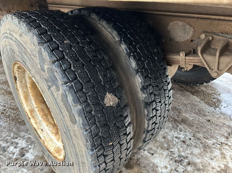 image for item LO9482 2003 International  4300 dump flatbed truck