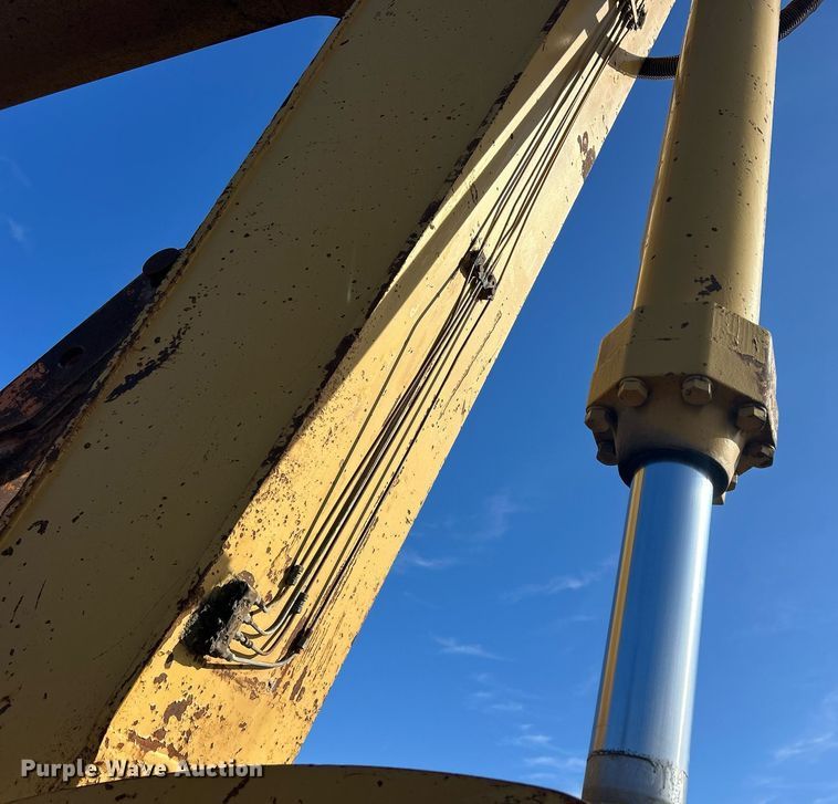 image for item MO9153 1988 Caterpillar 245 excavator