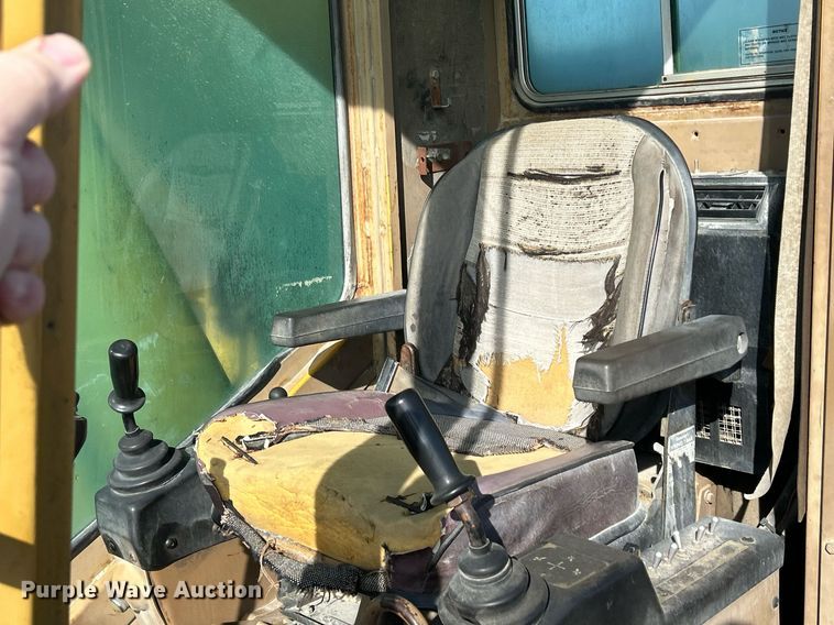 image for item MO9153 1988 Caterpillar 245 excavator