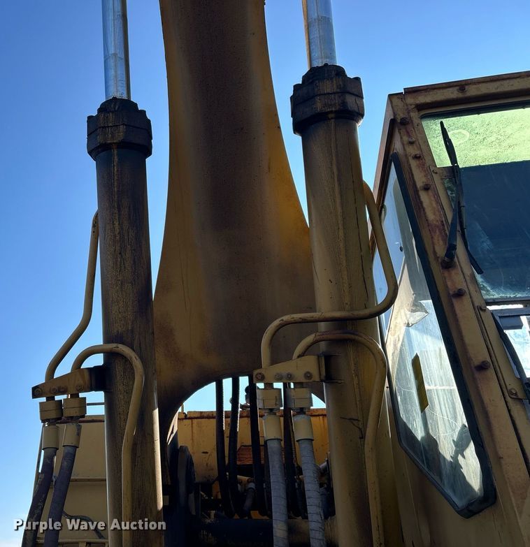 image for item MO9154 1984 Caterpillar 245 excavator