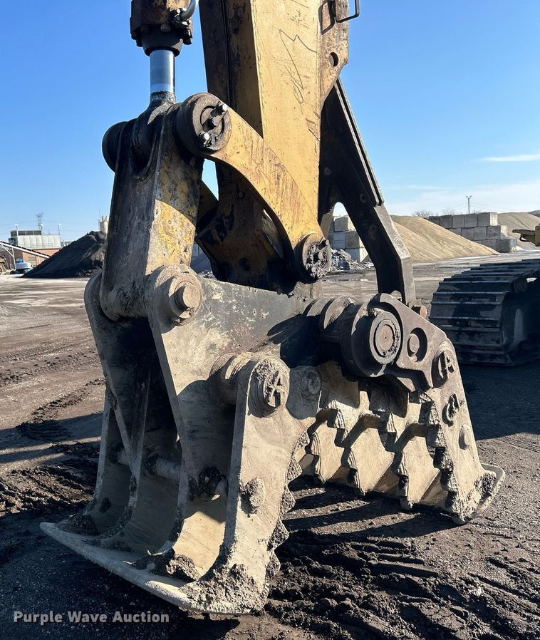 image for item MO9154 1984 Caterpillar 245 excavator