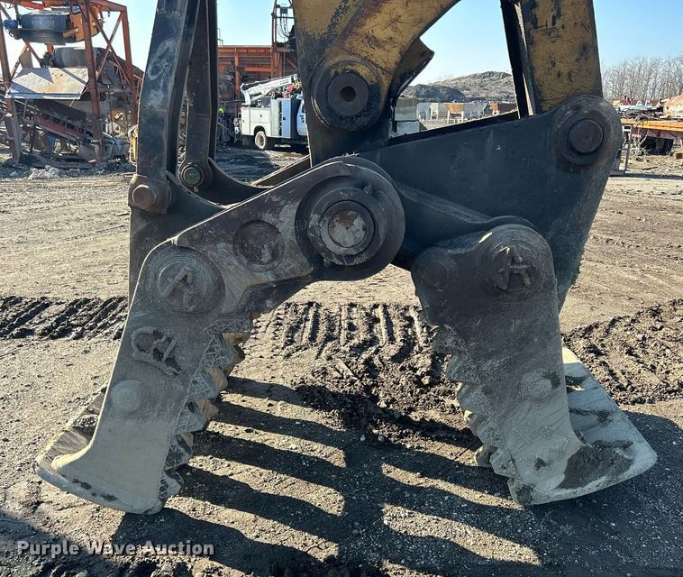 image for item MO9154 1984 Caterpillar 245 excavator