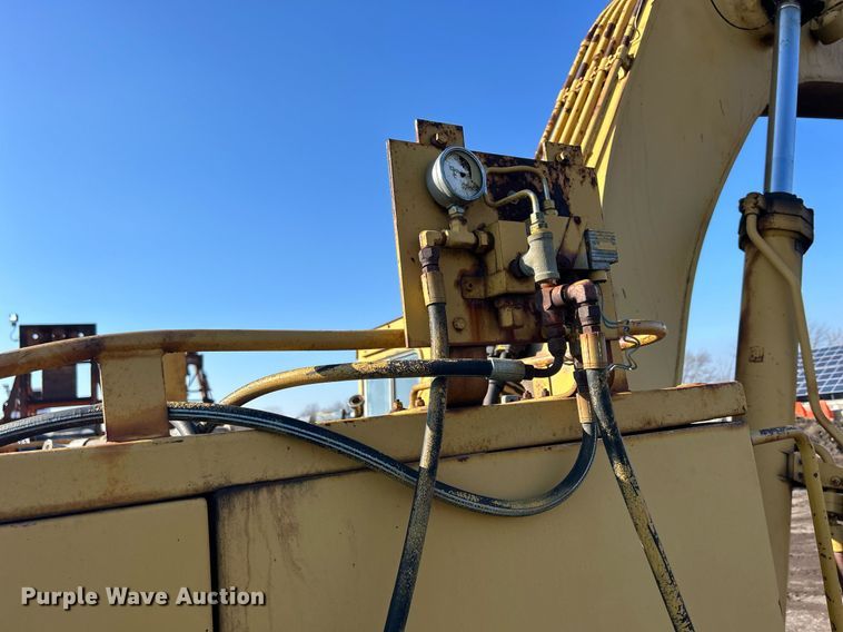 image for item MO9154 1984 Caterpillar 245 excavator