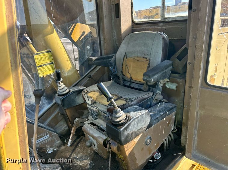 image for item MO9154 1984 Caterpillar 245 excavator