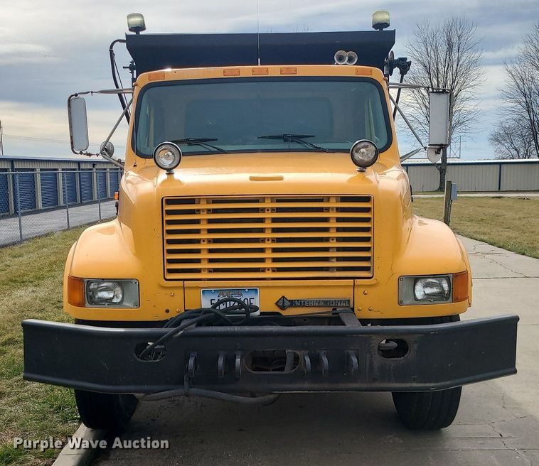 image for item MQ9585 2002 International  4900 dump truck