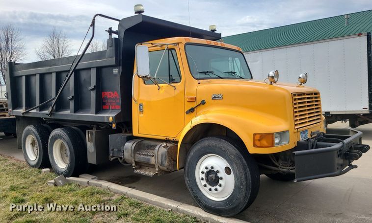 image for item MQ9585 2002 International  4900 dump truck