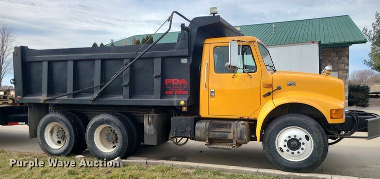 image for item MQ9585 2002 International  4900 dump truck